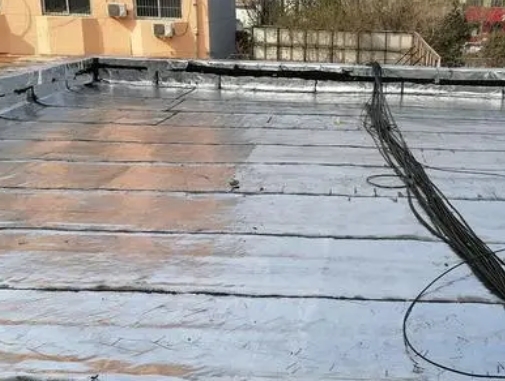 乐平卫生间漏水维修公司分享下乐平屋面楼顶防水刚性防水层施工要点。